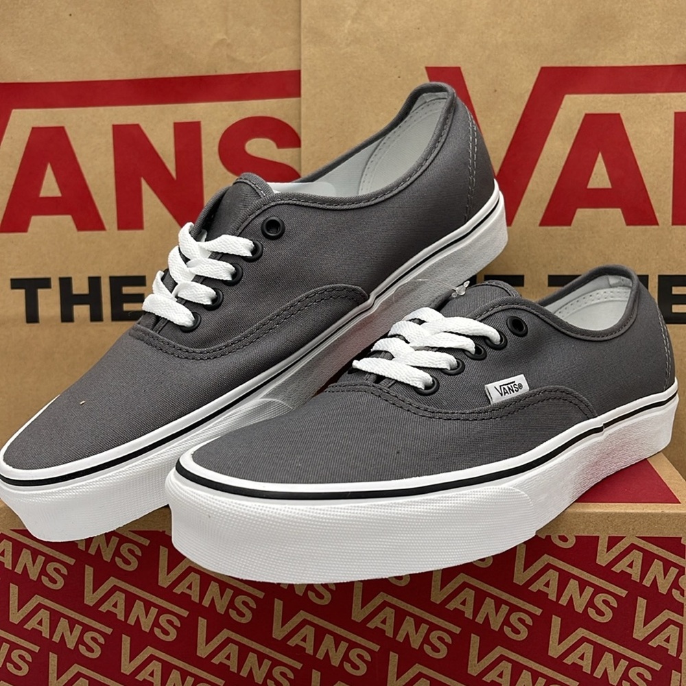 Vans Men’s Authentic Pewter/Black
VN000JRAPBQ
Sneakers - Picture 5 of 16
